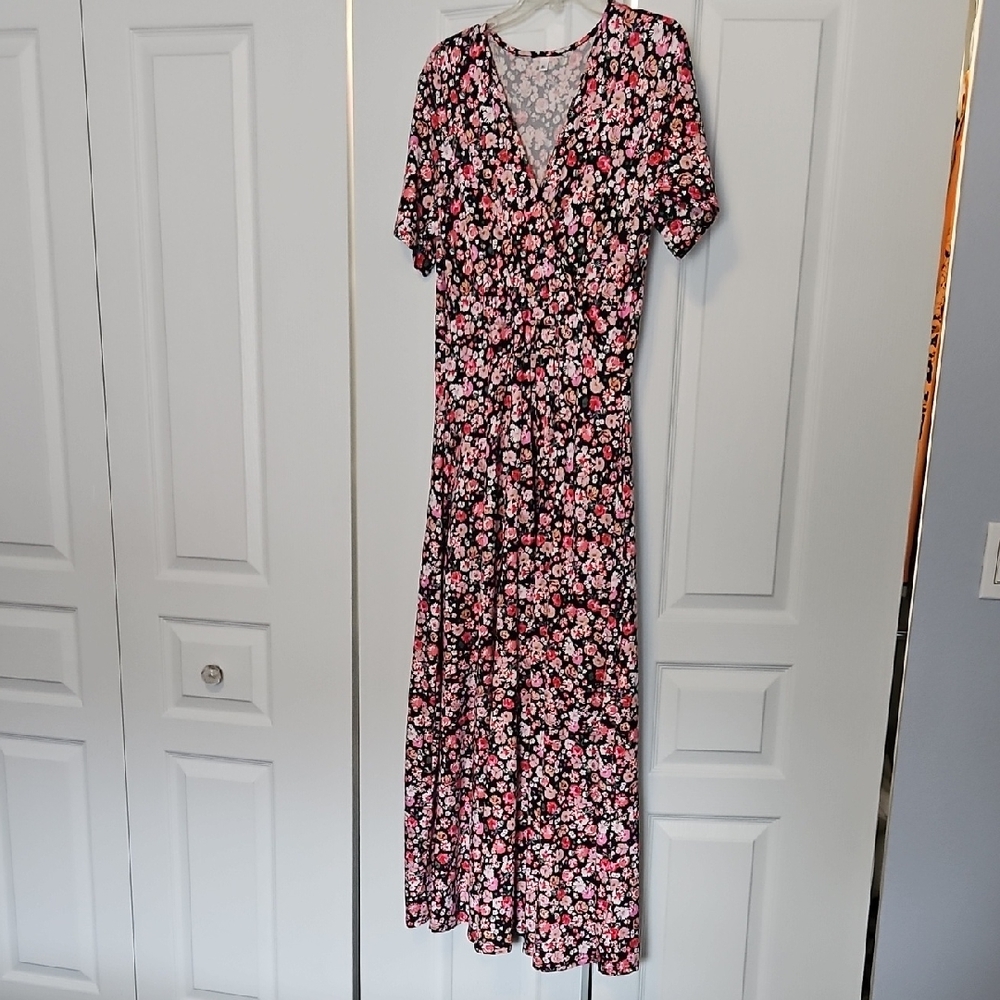 Floral V‑Neck Maxi Dress in Black and Pink